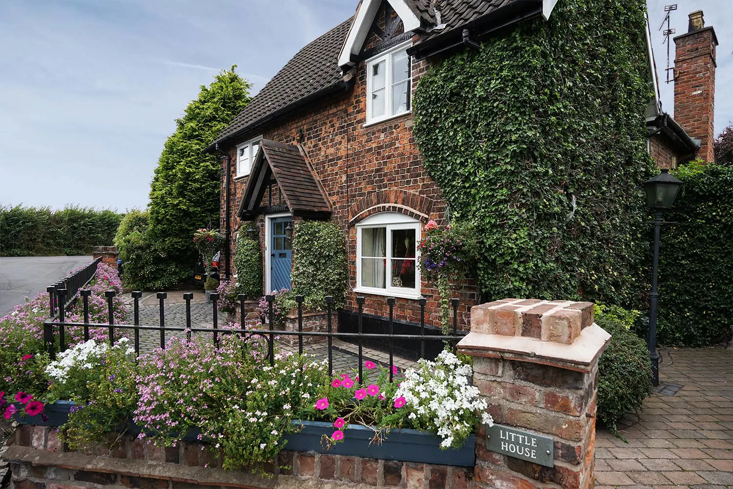 External shot of this stunning cottage showing timber windows from our very own Knight Collection and timber door.