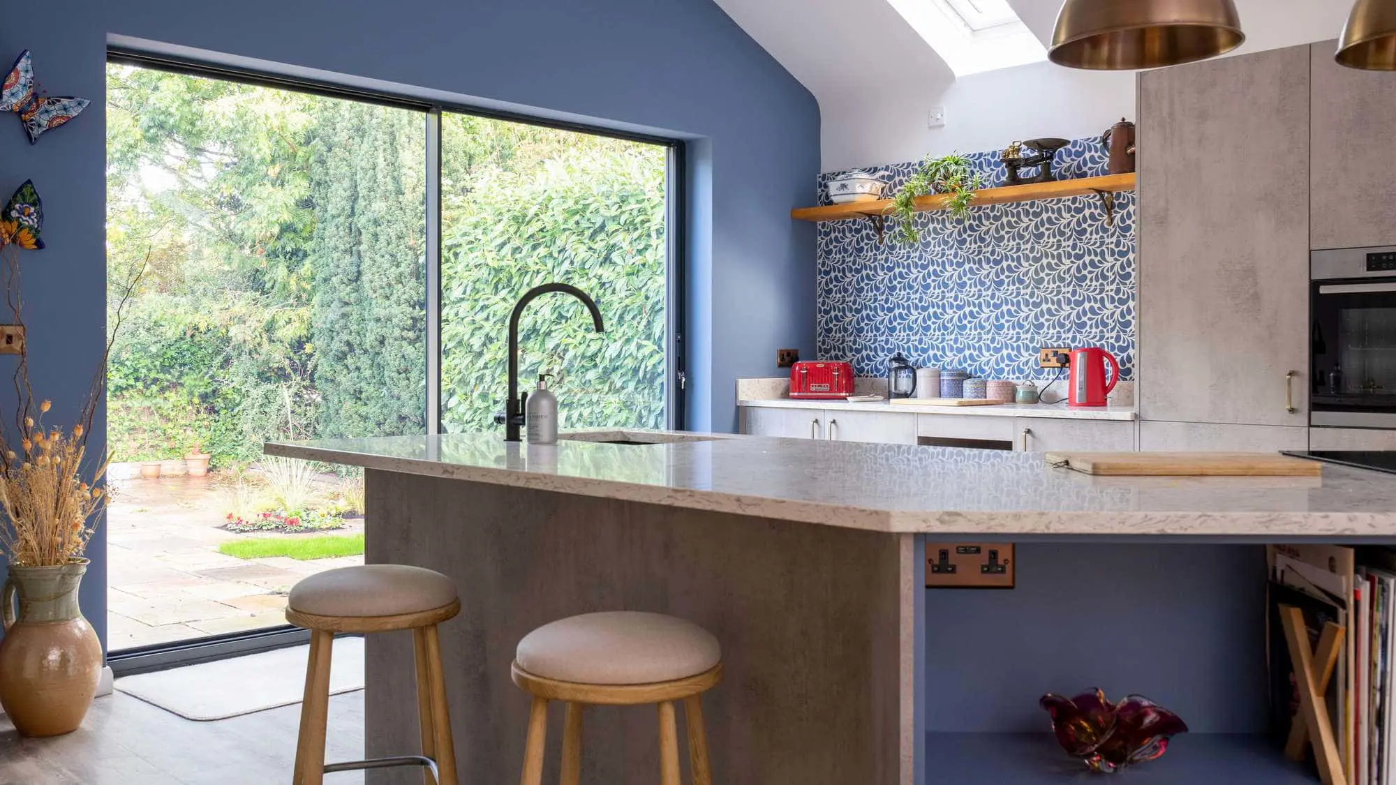 Alternative view of the kitchen island.